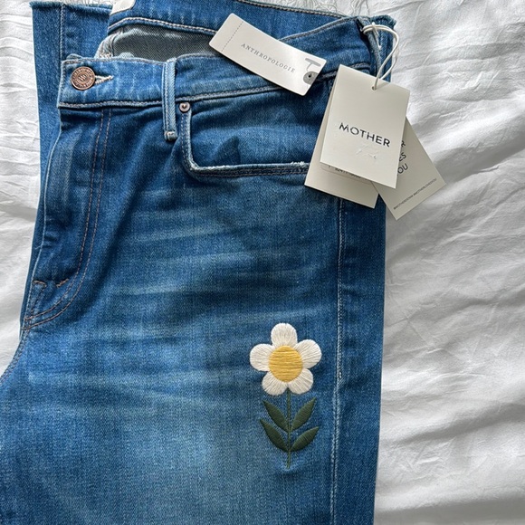 MOTHER Flare Jeans with embroidered Daisy - Picture 8 of 10